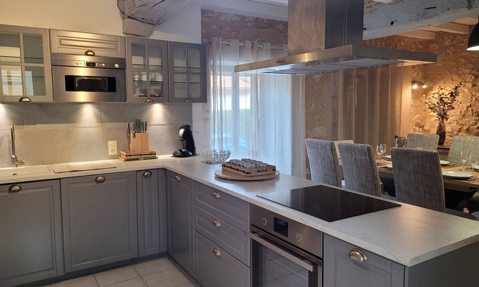 Sourzac House | Holiday Home 'La Colline' with Private Pool, Wi-Fi and Air Conditioning