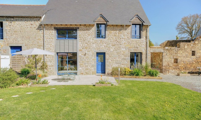 Quebriac House | Holiday Home 'La Ferme D'Alcide' with Private Terrace, Private Garden and Wi-Fi