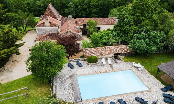 Grignols House | Holiday Home 'La Jembertie En Périgord' with Private Pool, Private Terrace and Wi-Fi