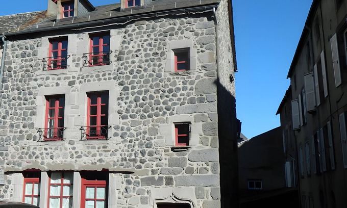 Murat House | Holiday Home 'La Maison De Marie' with Private Terrace and Wi-Fi