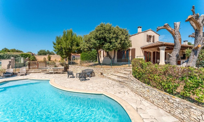 Chateaurenard House | Holiday Home 'La Provençale' with Private Pool, Wi-Fi and Air Conditioning