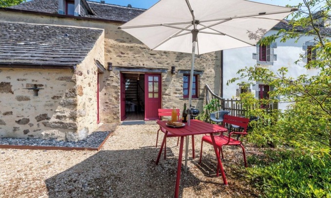 Commana House | Holiday Home 'La Petite Maison - Piscine - Spa' with Shared Pool, Private Terrace and Wi-Fi