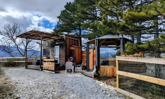 Sisteron House | Holiday Home 'La Tiny House De Peggy' with Mountain View, Private Terrace and Air Conditioning