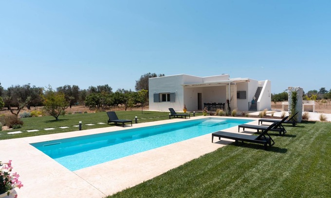 Latiano House | Holiday Home 'Lamia Flora' with Private Pool, Wi-Fi and Air Conditioning