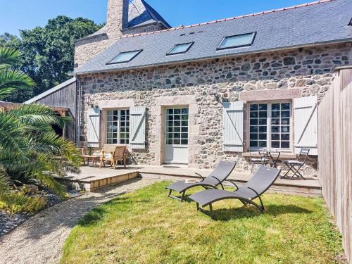 Frehel House | Holiday Home Le logis de Papeu by Interhome