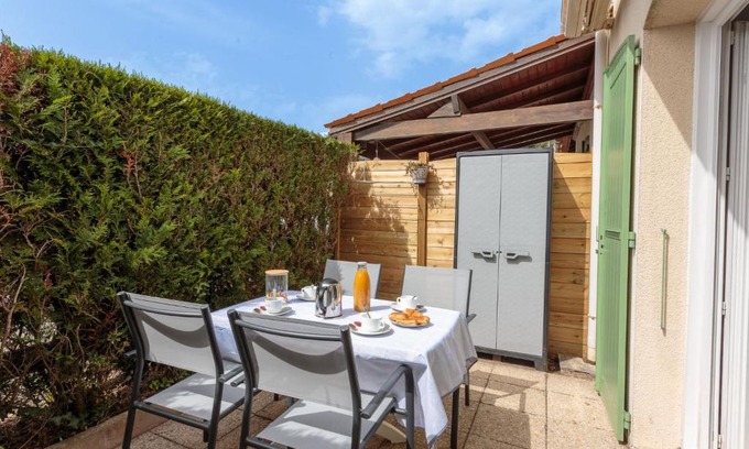 Les Mathes House | Holiday Home Les Jardins de la Palmyre-2 by Interhome