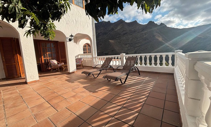 Agaete House | Holiday Home 'Los Mangos' with Sea View, Shared Terrace and Wi-Fi