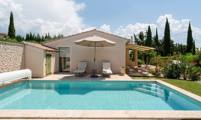 Bedoin House | Holiday Home 'Lou Cigaloun' with Shared Pool, Wi-Fi and Air Conditioning