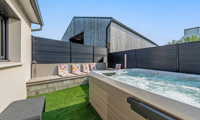 Saint-Fregant House | Holiday Home 'Maison - Spa - Proche Plage Et Gr34' with Terrace, Garden and Wi-Fi