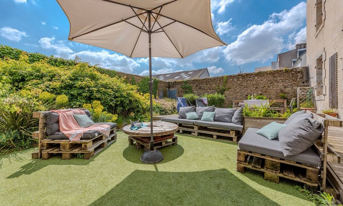 Lesneven House | Holiday Home 'Maison 8 Pers Plein Centre Ville' with Private Terrace, Private Garden and Wi-Fi