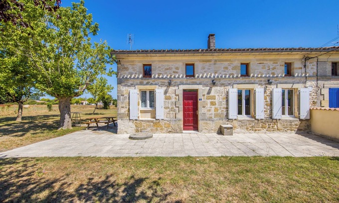 Cavignac House | Holiday Home 'Maison De Campagne Avec Jardin' with Private Terrace, Private Garden and Air Conditioning