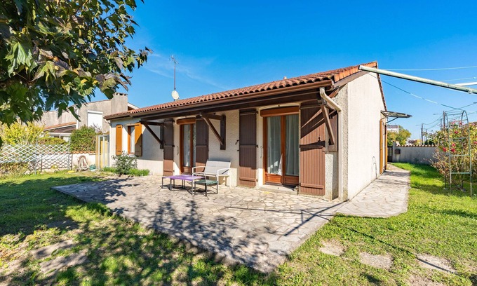 Saintes House | Holiday Home 'Maison De Famille' with Private Terrace and Garden