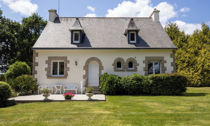 Plouisy House | Holiday Home 'Maison Familiale' with Private Terrace, Private Garden and Wi-Fi