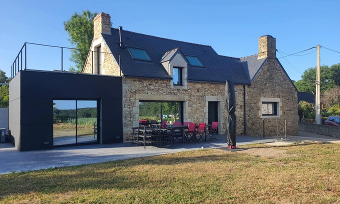 Branderion House | Holiday Home 'Maison De Campagne Proche De La Mer' with Private Pool, Private Terrace and Wi-Fi