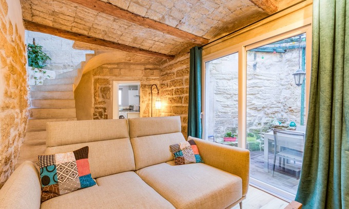 Lansargues House | Holiday Home 'Maison De Village' with Private Terrace, Wi-Fi and Air Conditioning