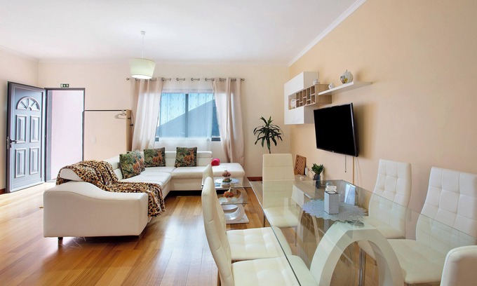 Santa Cruz House | Holiday Home "Moradia Casa Feliz" with Private Terraces & Wi-Fi