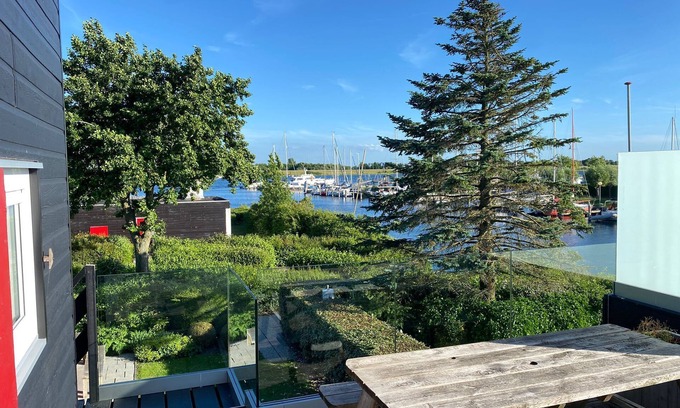 Kortgene House | Holiday Home On The Waterfront, 7 People, 3 Bedrooms
