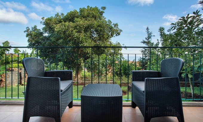 Machico House | Holiday Home 'Refugio Dourado' with Sea View, Shared Garden and Wi-Fi