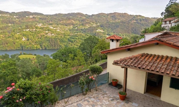 Terras de Bouro House | Holiday Home 'Retiro Da Montanha - Gerês' with Mountain View, Private Terrace and Wi-Fi