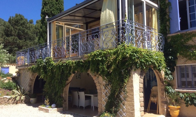Piolenc House | Holiday Home 'Rez-de-villa Avec Piscine' with Private Pool, Private Terrace and Wi-Fi
