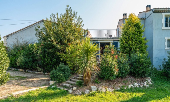 Eyragues House | Holiday Home 'Rooftop Terrace in Provence' with Private Terrace, Wi-Fi and Air Conditioning