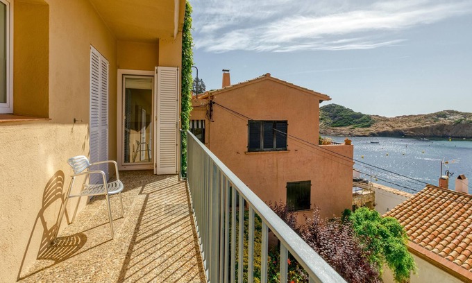 Sa Tuna House | Holiday Home "Sa Tuna Stylish waterfront" with Sea View, Garden & Wi-Fi