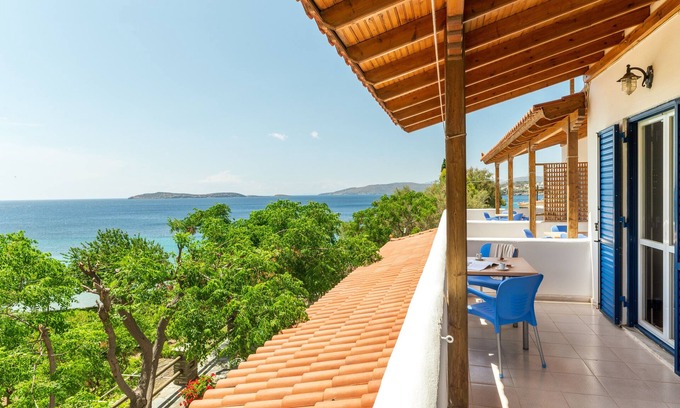 Batsi House | Holiday Home 'Seaview Mastrozanne Studio 4 Andros' with Sea View, Wi-Fi and Air Conditioning