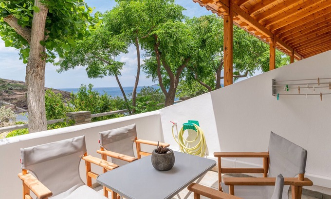 Batsi House | Holiday Home 'Seaview Mastrozane Studio 11 Andros' with Sea View, Wi-Fi and Air Conditioning