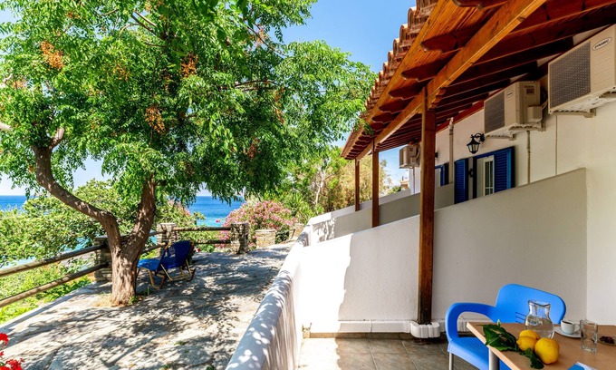 Batsi House | Holiday Home 'Seaview Mastrozanne Studio 9 Andros' with Sea View, Wi-Fi and Air Conditioning