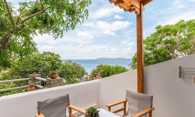 Batsi House | Holiday Home 'Seaview Mastrozanne Studio 7 Andros' with Sea View, Wi-Fi and Air Conditioning