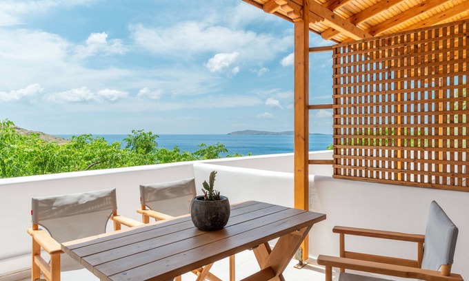 Batsi House | Holiday Home 'Seaview Mastrozanne Studio 6 Andros' with Sea View, Wi-Fi and Air Conditioning