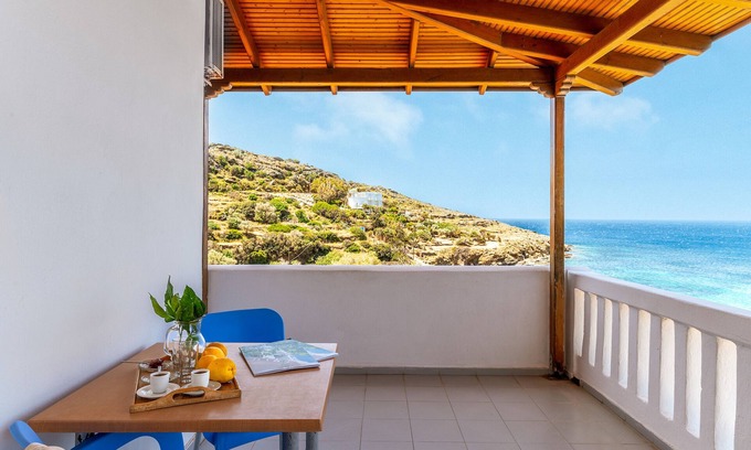 Batsi House | Holiday Home 'Seaview Mastrozanne Studio 1 Andros' with Sea View, Wi-Fi and Air Conditioning