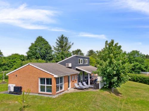 Øer Strand House | Holiday Home Svenn - 300m from the sea by Interhome