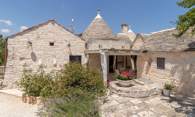 Alberobello House | Holiday Home Trullo Cielo with Pool & Wi-Fi