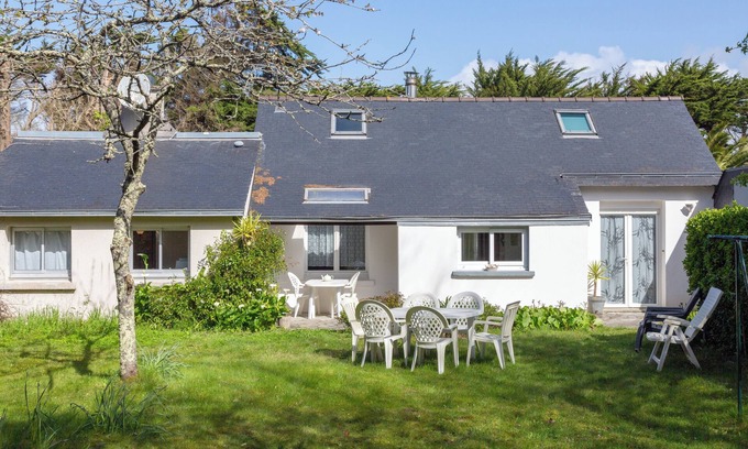 Plomeur House | Holiday Home 'Ty Mam-goz - Pointe De La Torche' with Private Terrace, Private Garden and Wi-Fi