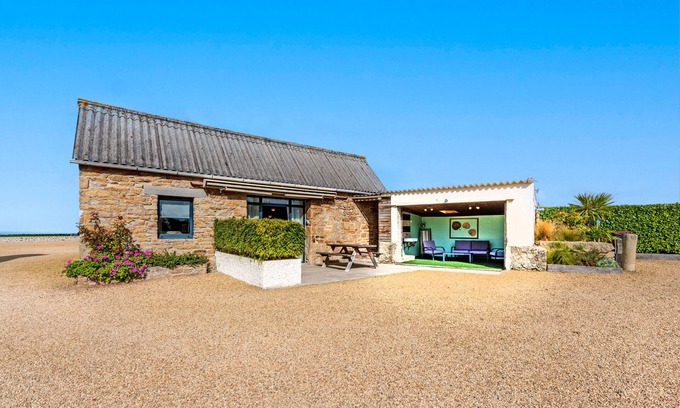 Cleder House | Holiday Home 'Ty Reuniou - La Grange' with Sea View, Shared Terrace and Wi-Fi