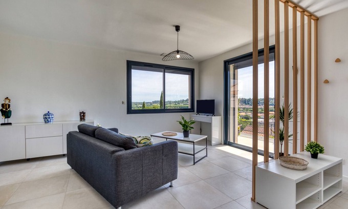 Sommieres Villa | Holiday Home 'Villa Maryet' with Private Terrace, Wi-Fi and Air Conditioning