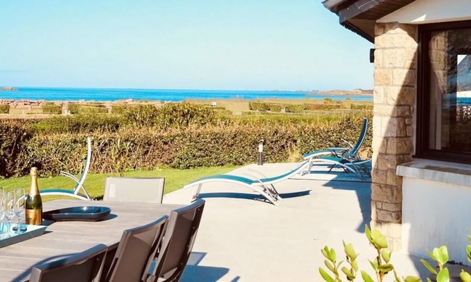 Trelevern House | Holiday Home 'Villa Vue Mer' with Sea View, Private Terrace and Wi-Fi