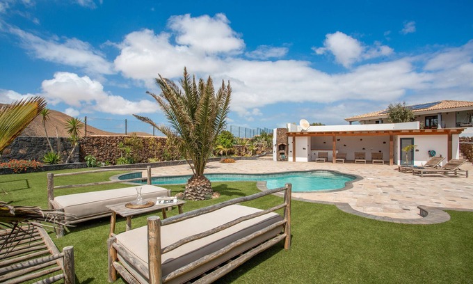Villaverde House | Holiday Home 'Volcanoa' with Sea View, Shared Pool and Wi-Fi