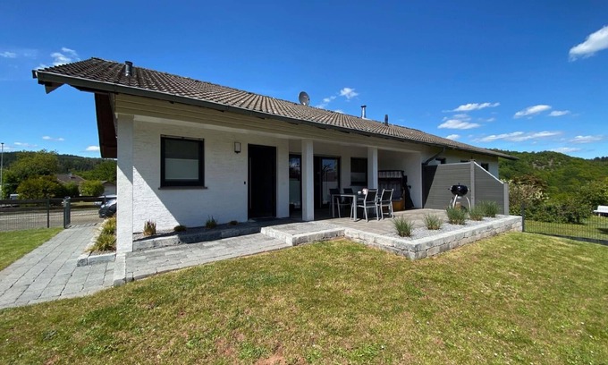 Harbshausen House | Holiday home with garden, barbecue and terrace