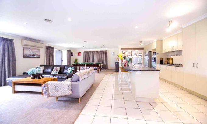Manor Lakes House | Holiday House in Lanor Lake