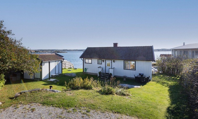 Hoviksnas Ski Chalet | Holiday house with sea views and private beach on Tjörn | SE09009