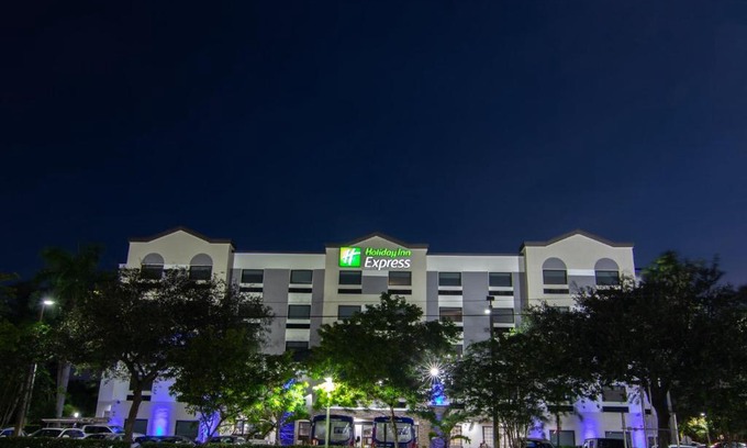 Davie Hotel | Holiday Inn Express and Suites Fort Lauderdale Airport West by IHG