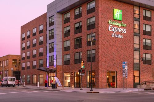 Downtown Tulsa Hotel | Holiday Inn Express & Suites - Tulsa Downtown - Arts District by IHG