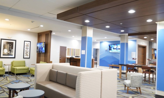 Dallas Hotel | Holiday Inn Express & Suites Dallas Central Market Center by IHG