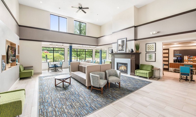 Delafield Hotel | Holiday Inn Express & Suites Delafield by IHG
