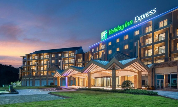 Dongpo District Hotel | Holiday Inn Express Wawu Mountain by IHG