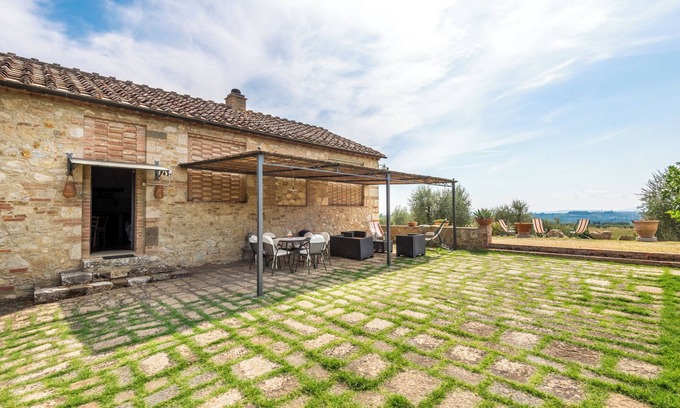 Ponte di Gabbiano House | Holiday Home 'Fienile' with Shared Pool, Shared Garden and Wi-Fi