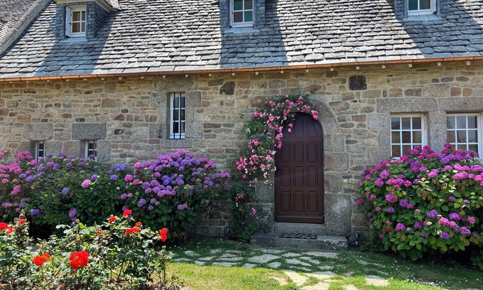 Ploudalmezeau Villa | Holiday mansion by the habour with phantastic sea view + wellness area + sauna