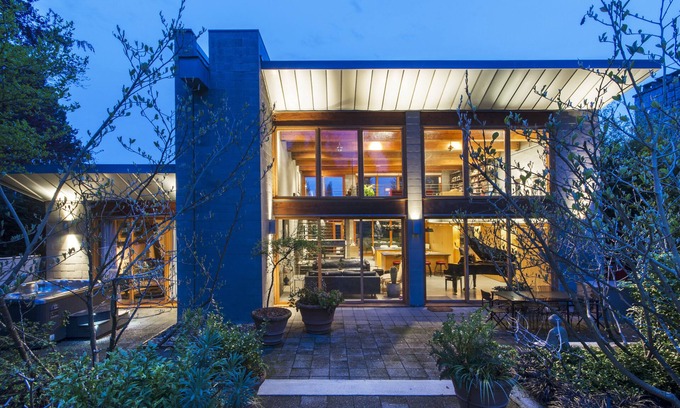 Kerrisdale House | Holiday Oasis in the Heart of Vancouver with Private Swimming Pool